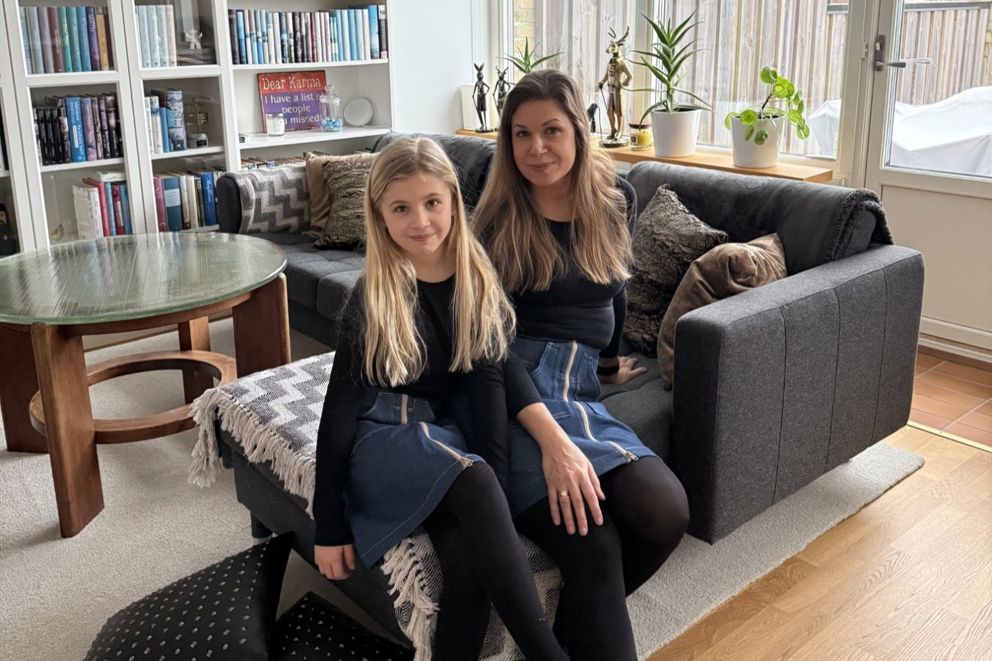 Mor och dotter i matchande jeanskjolar – ett syprojekt med personlig touch